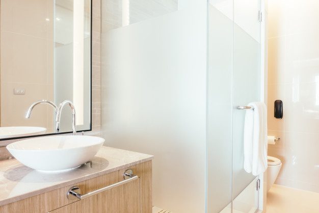 Different ways to use glass in your bathroom